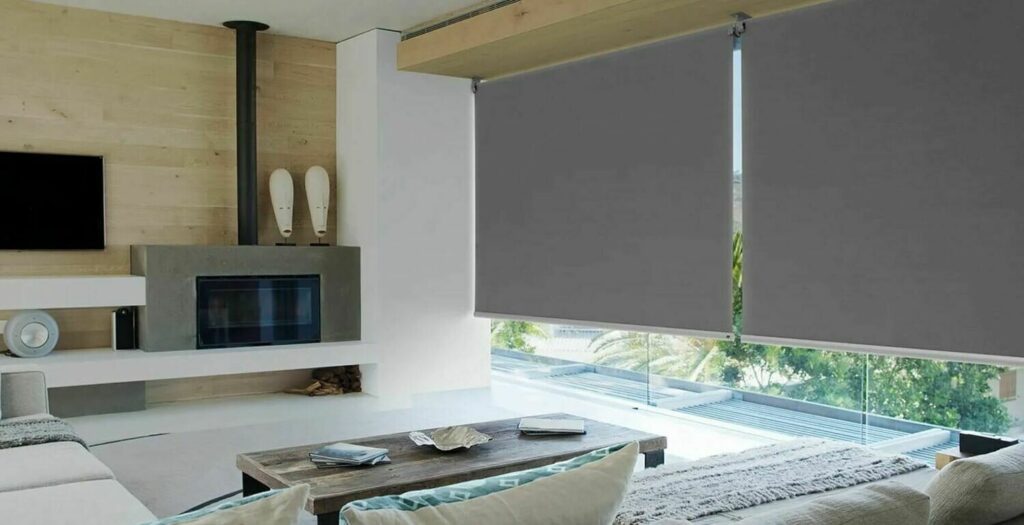 Persianas en Querétaro enrollables grises en sala minimalista.